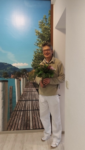 Zahnarzt Sacha Karmoll mit Blumenstrauß vom portawell-Team