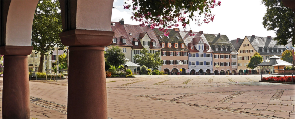 Bunte Häuserfassaden an einem Platz in Freudenstadt