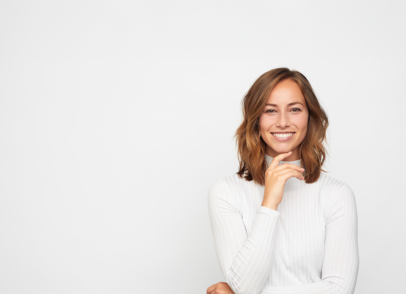 Junge Frau mit Pully lacht