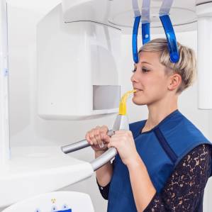 Junge Frau beim Röntgen