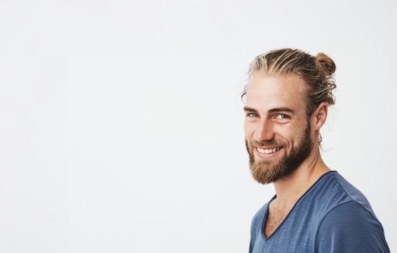 Junger Mann lächelt
