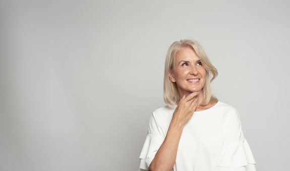 Ältere Frau lächelt selbstbewusst