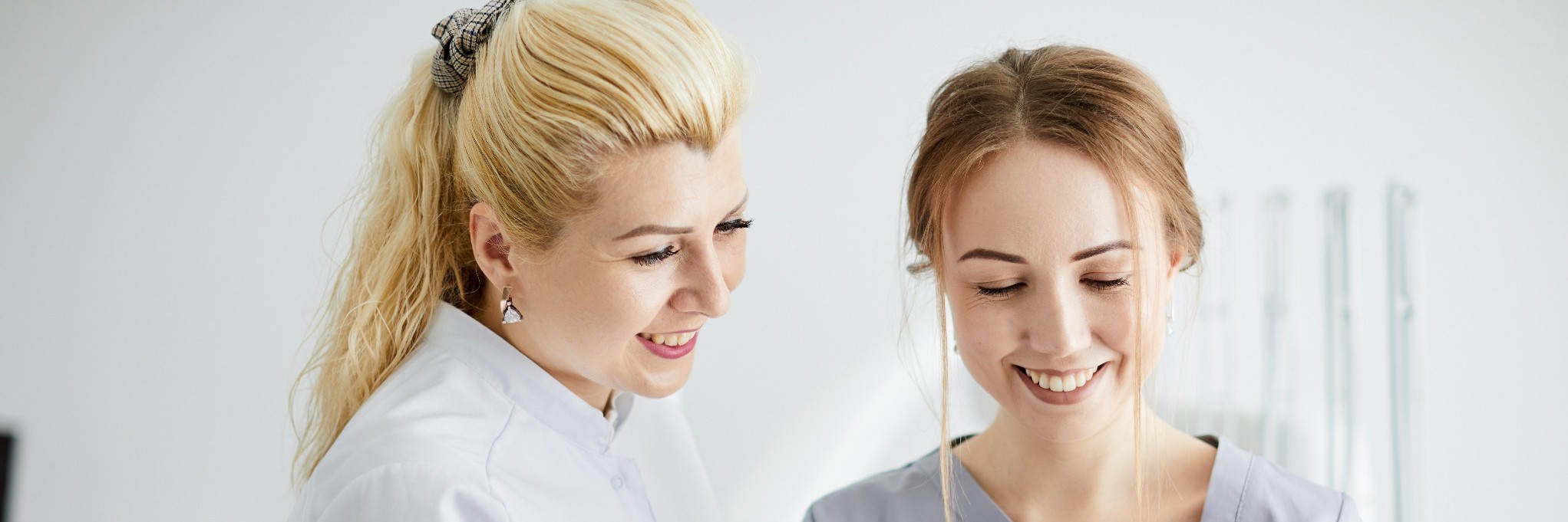 Ärztin und Assistentin schauen etwas am iPad nach